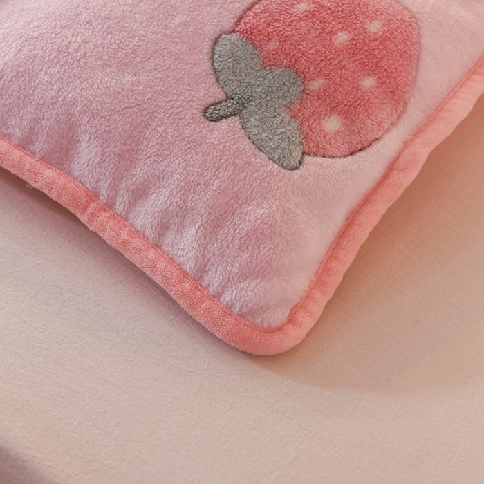 91家纺网 家纺一手货源 找家纺 甜之梦 2025新款310g雪花绒单品包边被套 草莓女孩