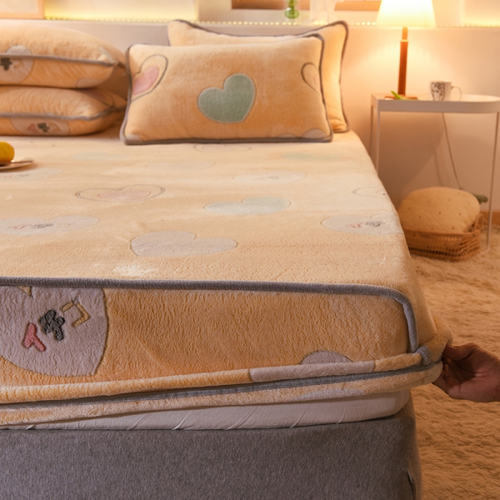 91家纺网 家纺一手货源 找家纺 甜之梦 2025新款310g雪花绒单品床笠 爱心圈