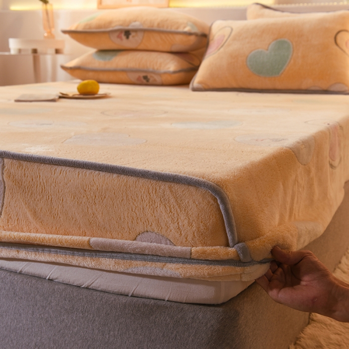 91家纺网 家纺一手货源 找家纺 甜之梦 2025新款310g雪花绒单品床笠 爱心圈