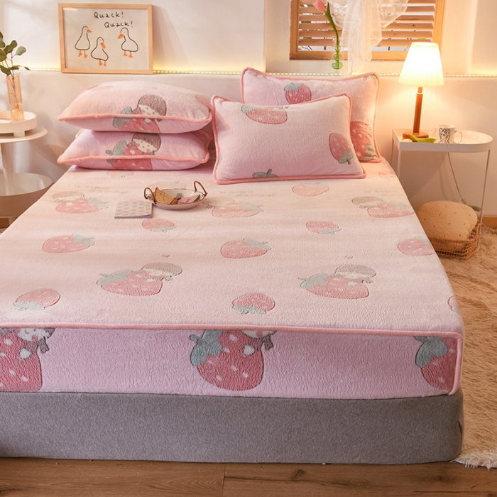 91家纺网 家纺一手货源 找家纺 甜之梦 2025新款310g雪花绒单品床笠 草莓女孩