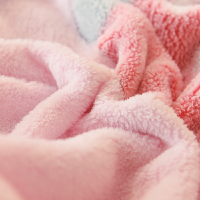 91家纺网 家纺一手货源 找家纺 甜之梦 2025新款310g雪花绒单品床笠 草莓女孩