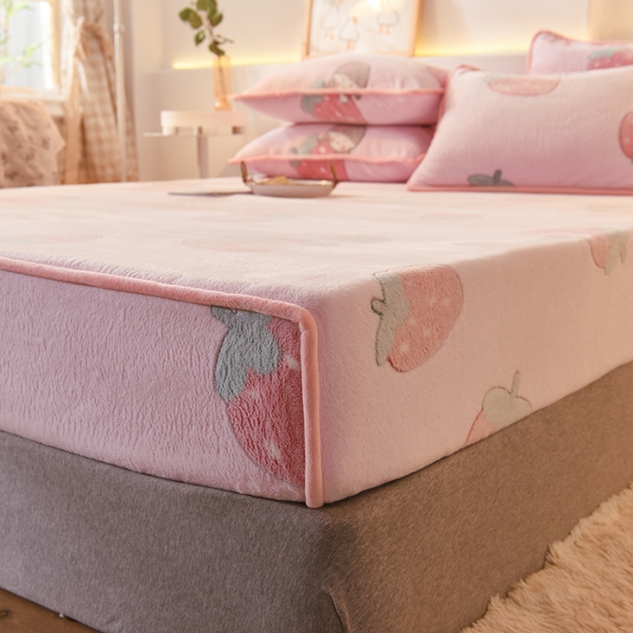 91家纺网 家纺一手货源 找家纺 甜之梦 2025新款310g雪花绒单品床笠 草莓女孩