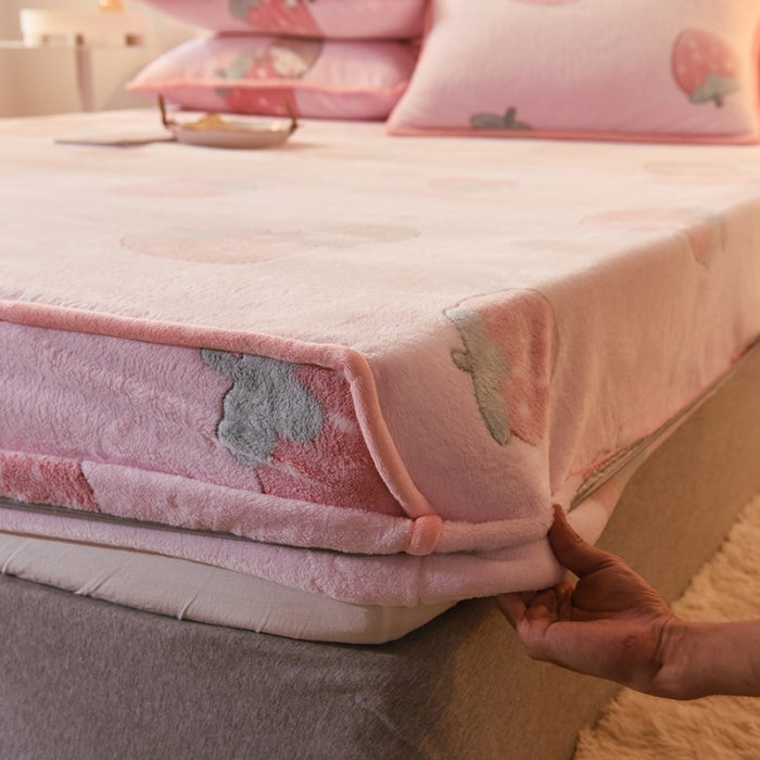 91家纺网 家纺一手货源 找家纺 甜之梦 2025新款310g雪花绒单品床笠 草莓女孩