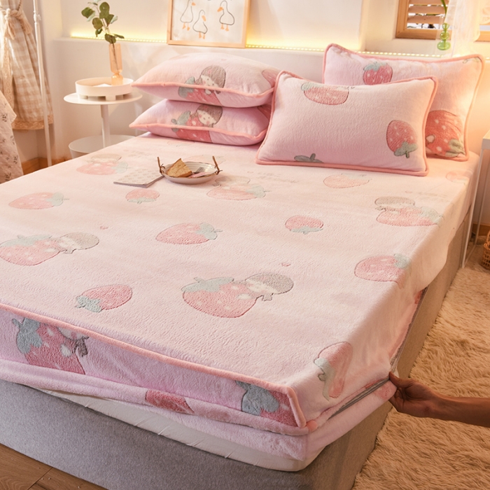 91家纺网 家纺一手货源 找家纺 甜之梦 2025新款310g雪花绒单品床笠 草莓女孩