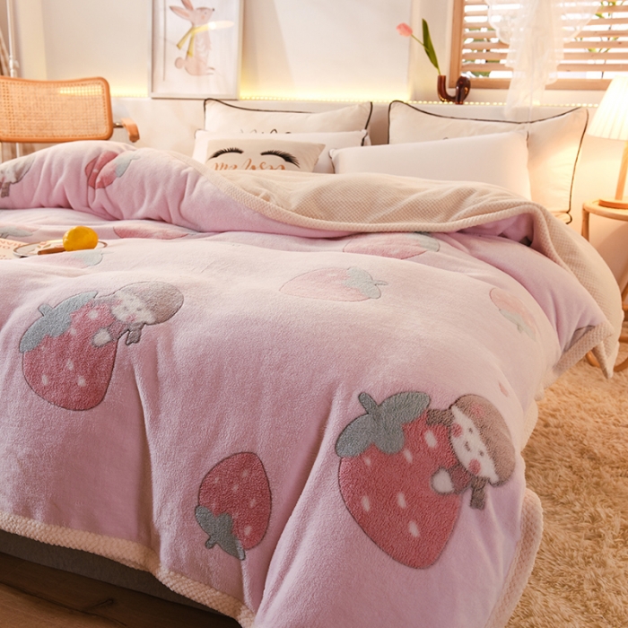 91家纺网 家纺一手货源 找家纺 甜之梦2025新款310g雪花绒单品多功能毛毯被套 草莓女孩