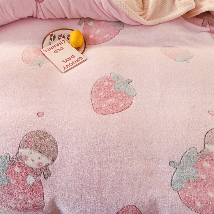 91家纺网 家纺一手货源 找家纺 甜之梦2025新款310g雪花绒单品多功能毛毯被套 草莓女孩