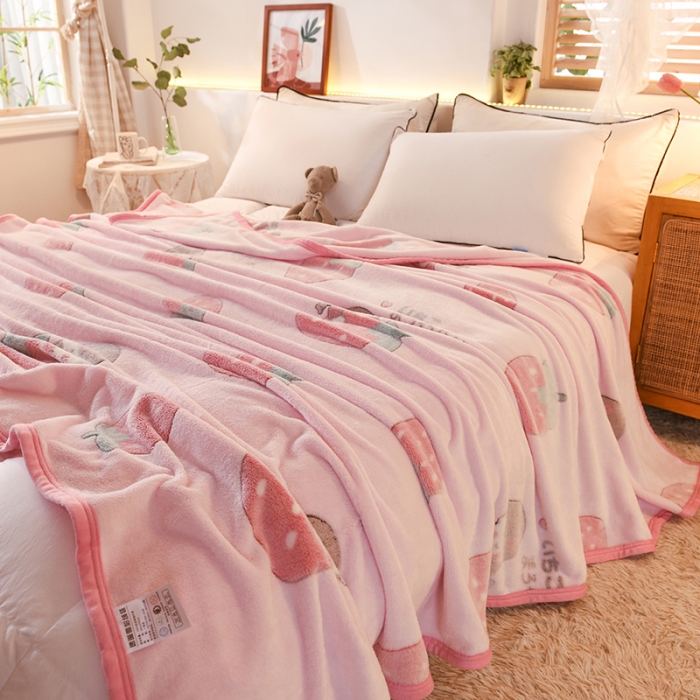 91家纺网 家纺一手货源 找家纺 甜之梦 2025新款310g雪花绒单品毛毯 草莓女孩