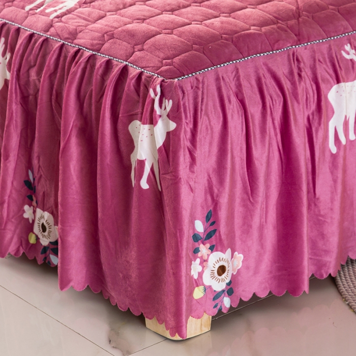 91家纺网 家纺一手货源 找家纺 纽缦 2020新款绒夹棉床裙 花儿与鹿豆沙