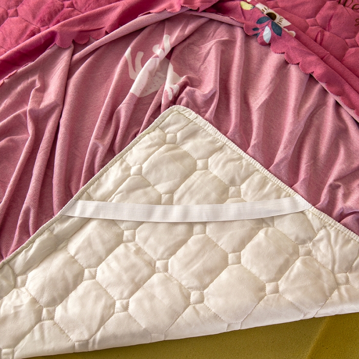 91家纺网 家纺一手货源 找家纺 纽缦 2020新款绒夹棉床裙 花儿与鹿豆沙