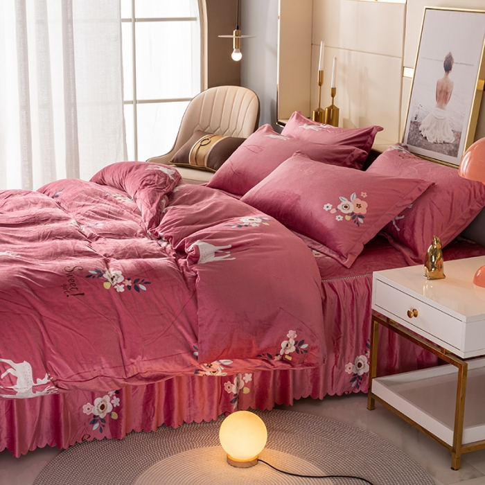 91家纺网 家纺一手货源 找家纺 纽缦 2020新款绒单层床裙四件套 花儿与鹿豆沙