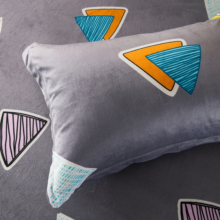 91家纺网 家纺一手货源 找家纺 纽缦 2020新款绒单层床裙四件套 几何图案灰