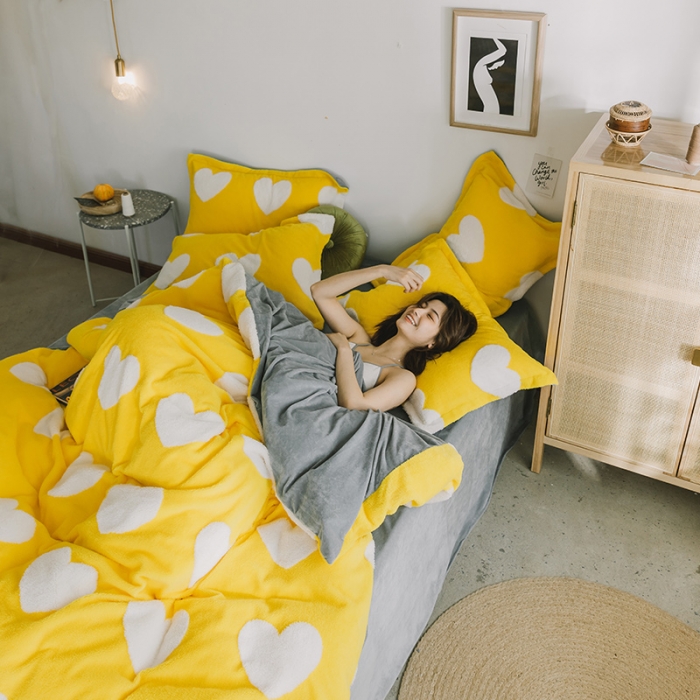 91家纺网 家纺一手货源 找家纺 佰亿莱 2024新款提花舒棉绒四件套 车菊黄爱心