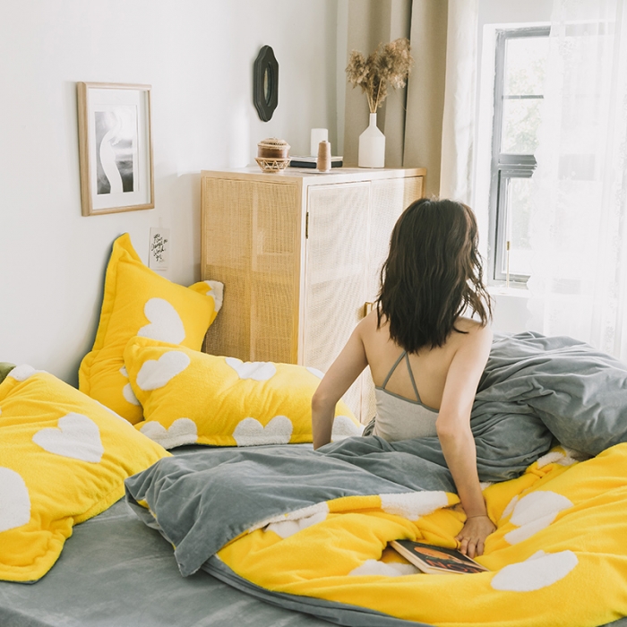 91家纺网 家纺一手货源 找家纺 佰亿莱 2024新款提花舒棉绒四件套 车菊黄爱心