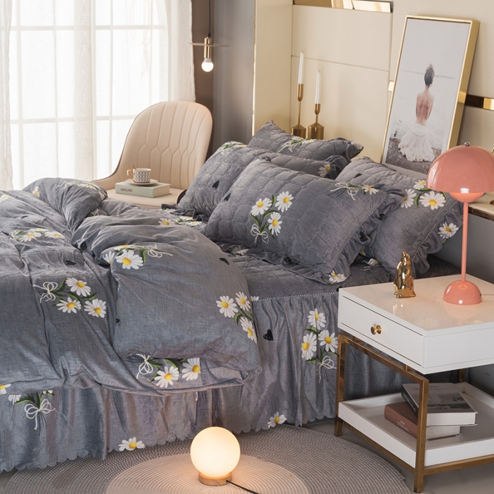 91家纺网 家纺一手货源 找家纺 纽缦 2020新款绒夹棉床裙四件套 雏菊满园灰