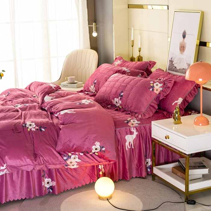 91家纺网 家纺一手货源 找家纺 纽缦 2020新款绒夹棉床裙四件套 花儿与鹿豆沙