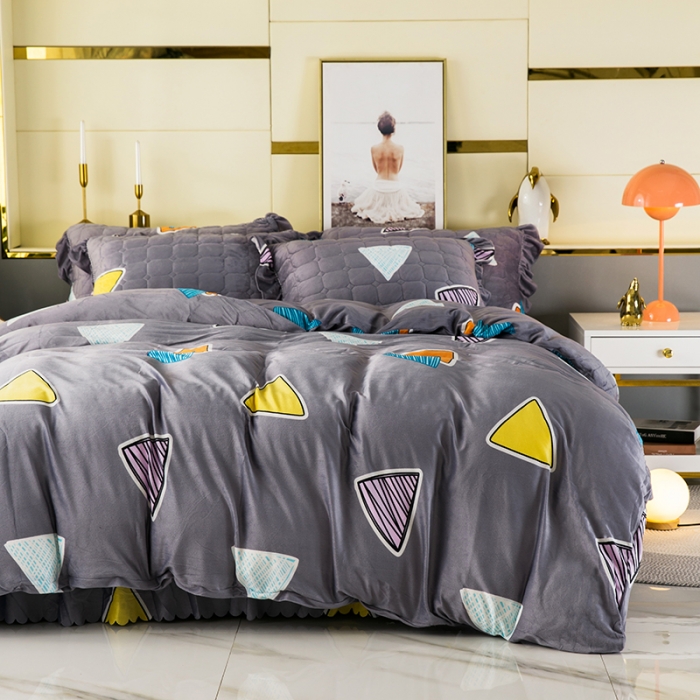 91家纺网 家纺一手货源 找家纺 纽缦 2020新款绒夹棉床裙四件套 几何图案灰