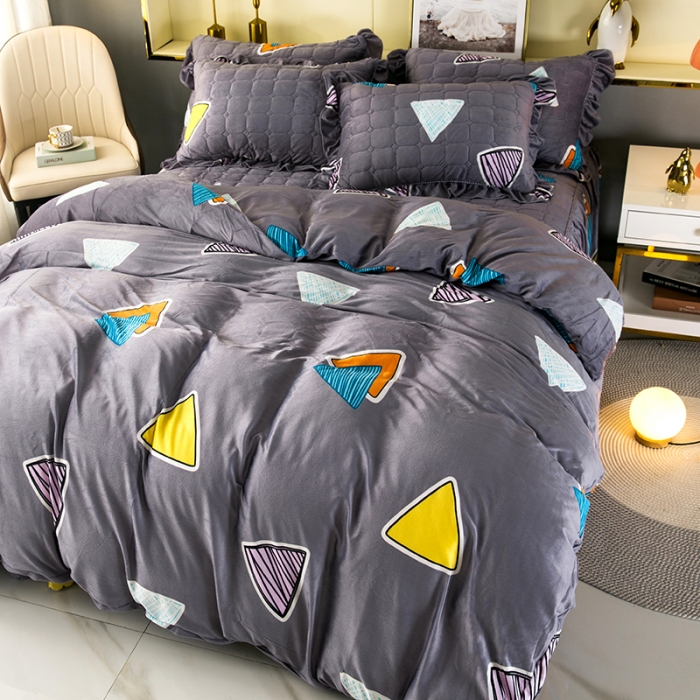 91家纺网 家纺一手货源 找家纺 纽缦 2020新款绒夹棉床裙四件套 几何图案灰