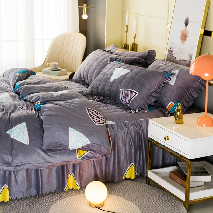 91家纺网 家纺一手货源 找家纺 纽缦 2020新款绒夹棉床裙四件套 几何图案灰