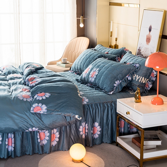 91家纺网 家纺一手货源 找家纺 纽缦 2020新款绒夹棉床裙四件套 陌上花颜蓝