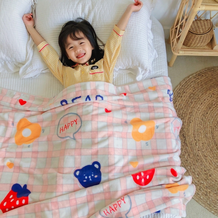 91家纺网 家纺一手货源 找家纺 星期八2020新款双层宝宝绒盖毯被毯子毛毯模特图 草莓格子