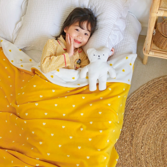 91家纺网 家纺一手货源 找家纺 星期八2020新款双层宝宝绒盖毯被毯子毛毯模特图 爱心黄