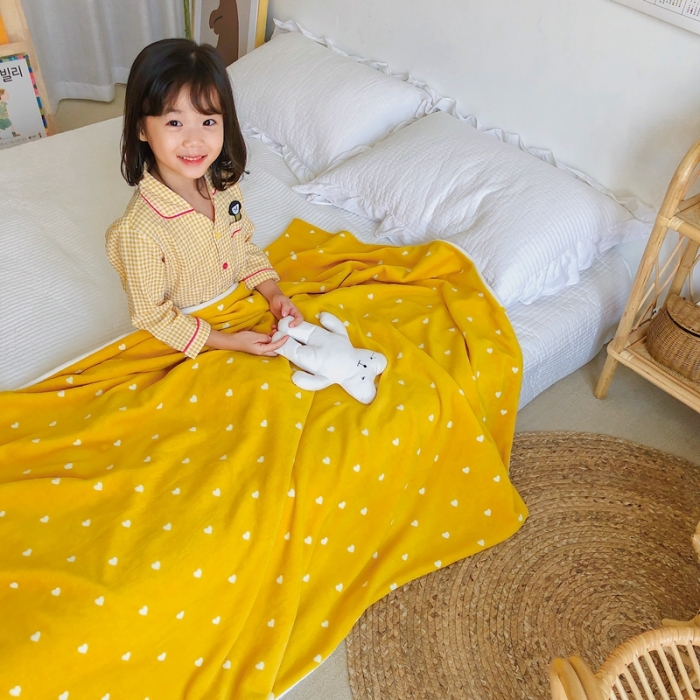 91家纺网 家纺一手货源 找家纺 星期八2020新款双层宝宝绒盖毯被毯子毛毯模特图 爱心黄