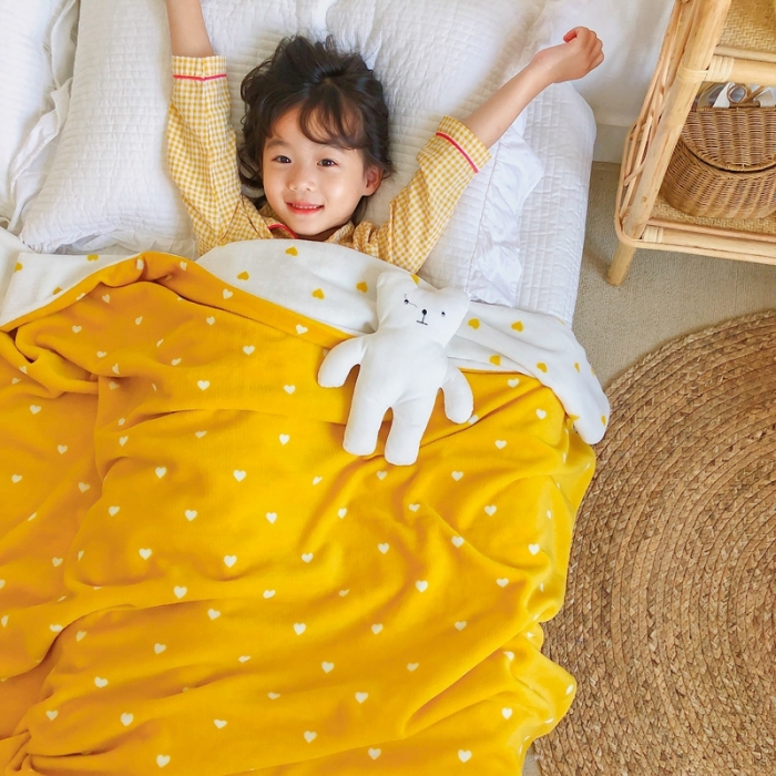 91家纺网 家纺一手货源 找家纺 星期八2020新款双层宝宝绒盖毯被毯子毛毯模特图 爱心黄