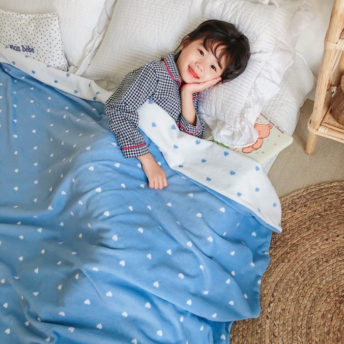 91家纺网 家纺一手货源 找家纺 星期八2020新款双层宝宝绒盖毯被毯子毛毯模特图 爱心蓝