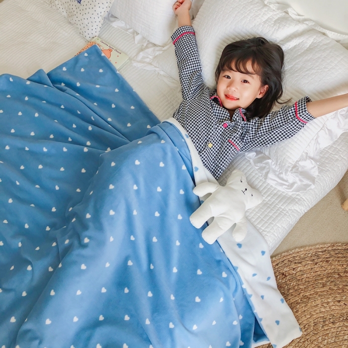 91家纺网 家纺一手货源 找家纺 星期八2020新款双层宝宝绒盖毯被毯子毛毯模特图 爱心蓝
