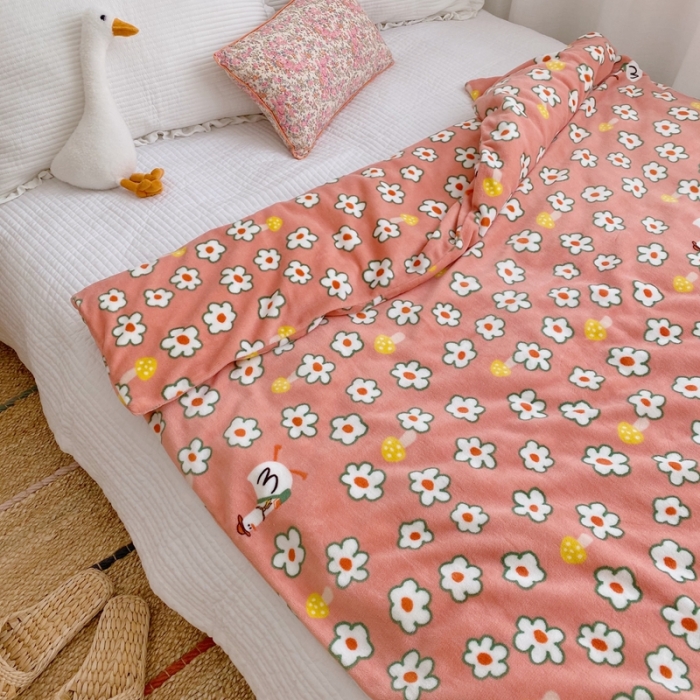 91家纺网 家纺一手货源 找家纺 星期八2020新款双层宝宝绒盖毯被毯子毛毯实拍图 可爱小鹅