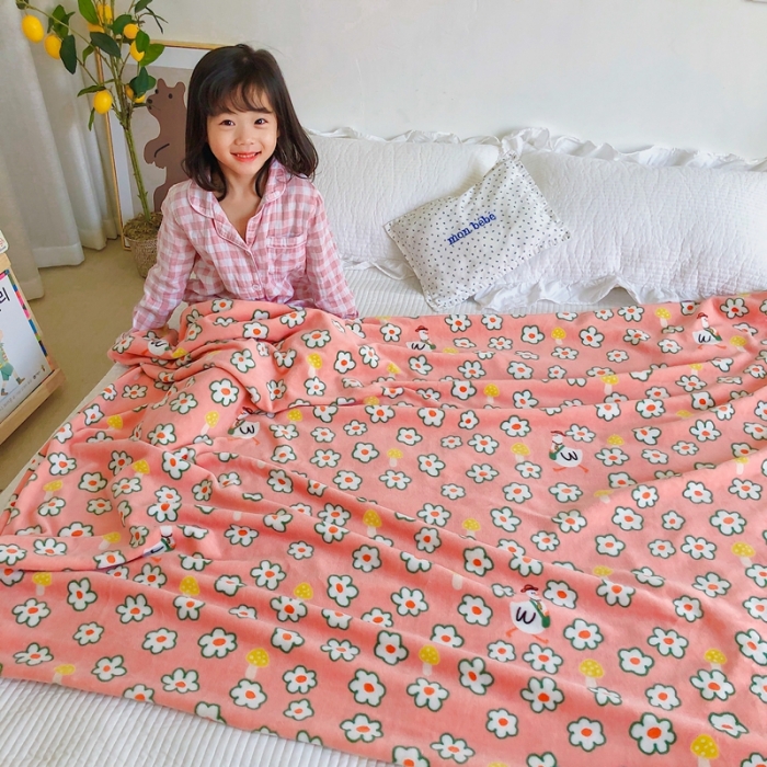 91家纺网 家纺一手货源 找家纺 星期八2020新款双层宝宝绒盖毯被毯子毛毯模特图 可爱小鹅