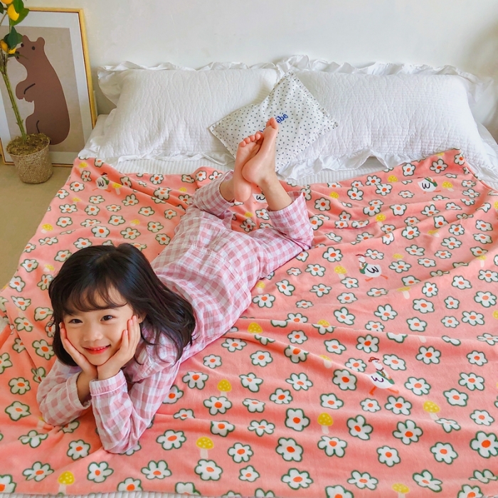 91家纺网 家纺一手货源 找家纺 星期八2020新款双层宝宝绒盖毯被毯子毛毯模特图 可爱小鹅