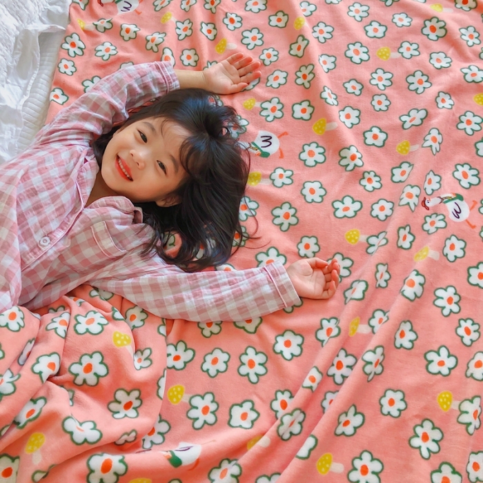 91家纺网 家纺一手货源 找家纺 星期八2020新款双层宝宝绒盖毯被毯子毛毯模特图 可爱小鹅