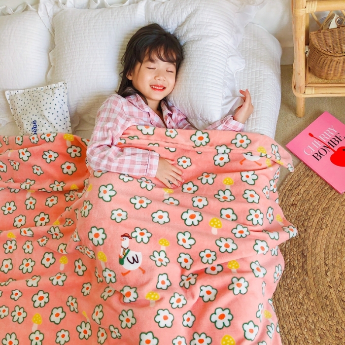 91家纺网 家纺一手货源 找家纺 星期八2020新款双层宝宝绒盖毯被毯子毛毯模特图 可爱小鹅