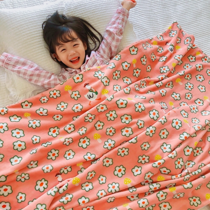 91家纺网 家纺一手货源 找家纺 星期八2020新款双层宝宝绒盖毯被毯子毛毯模特图 可爱小鹅