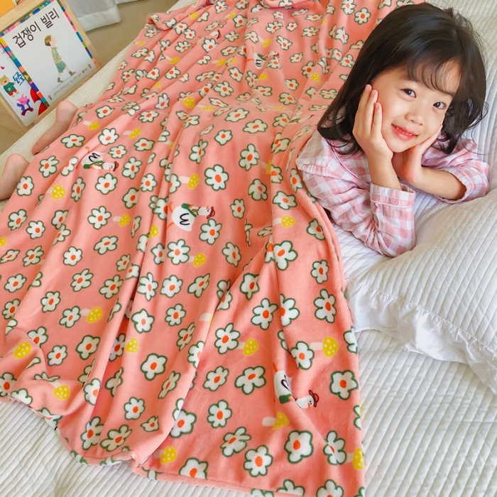 91家纺网 家纺一手货源 找家纺 星期八2020新款双层宝宝绒盖毯被毯子毛毯模特图 可爱小鹅