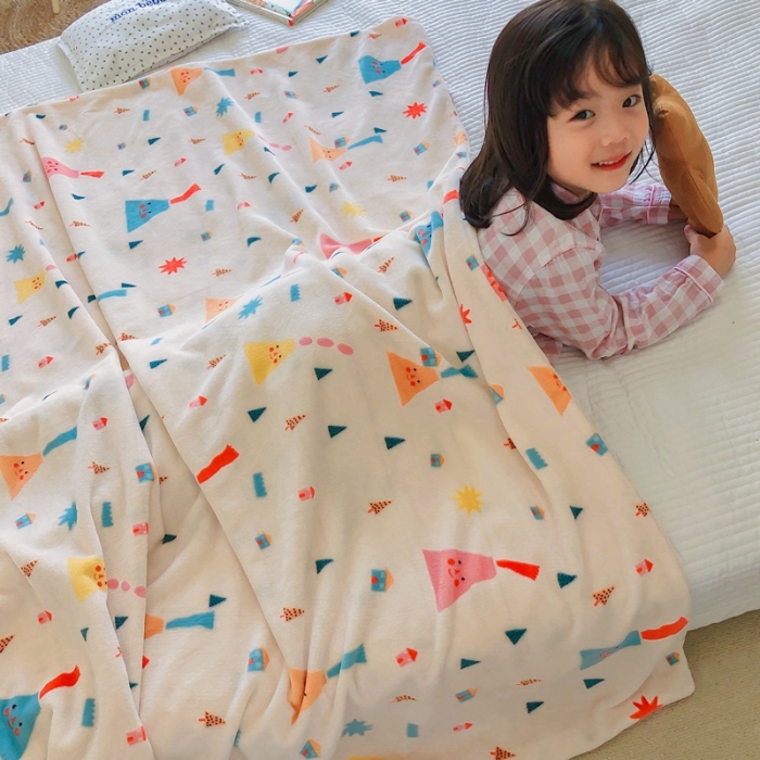 91家纺网 家纺一手货源 找家纺 星期八2020新款双层宝宝绒盖毯被毯子毛毯模特图 小饭团