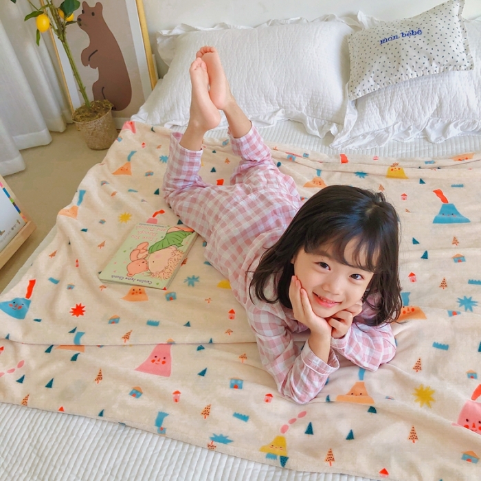 91家纺网 家纺一手货源 找家纺 星期八2020新款双层宝宝绒盖毯被毯子毛毯模特图 小饭团