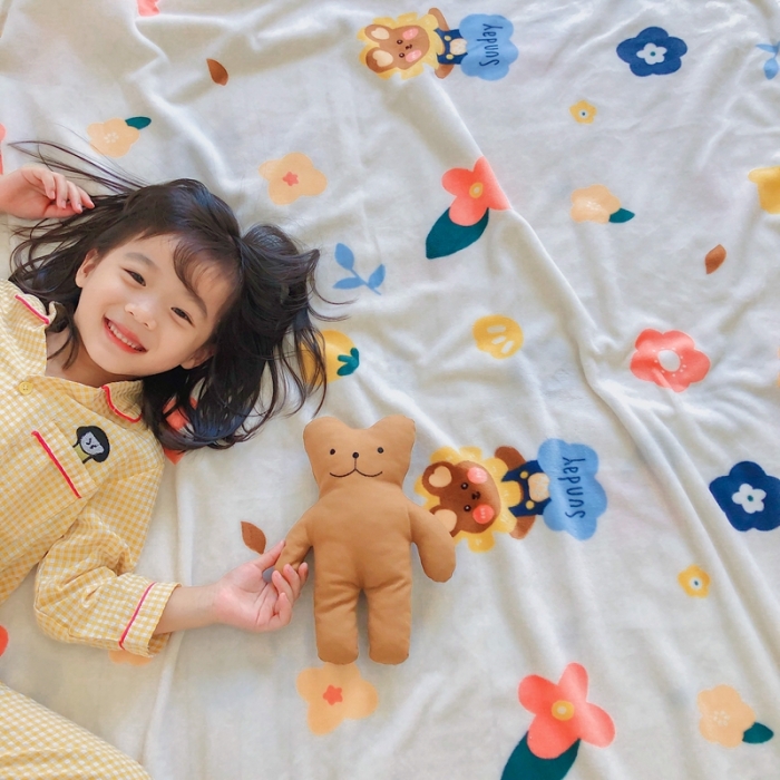 91家纺网 家纺一手货源 找家纺 星期八2020新款双层宝宝绒盖毯被毯子毛毯模特图 小熊花花