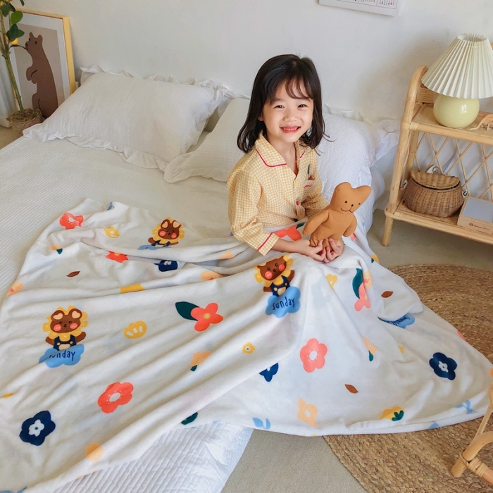 91家纺网 家纺一手货源 找家纺 星期八2020新款双层宝宝绒盖毯被毯子毛毯模特图 小熊花花