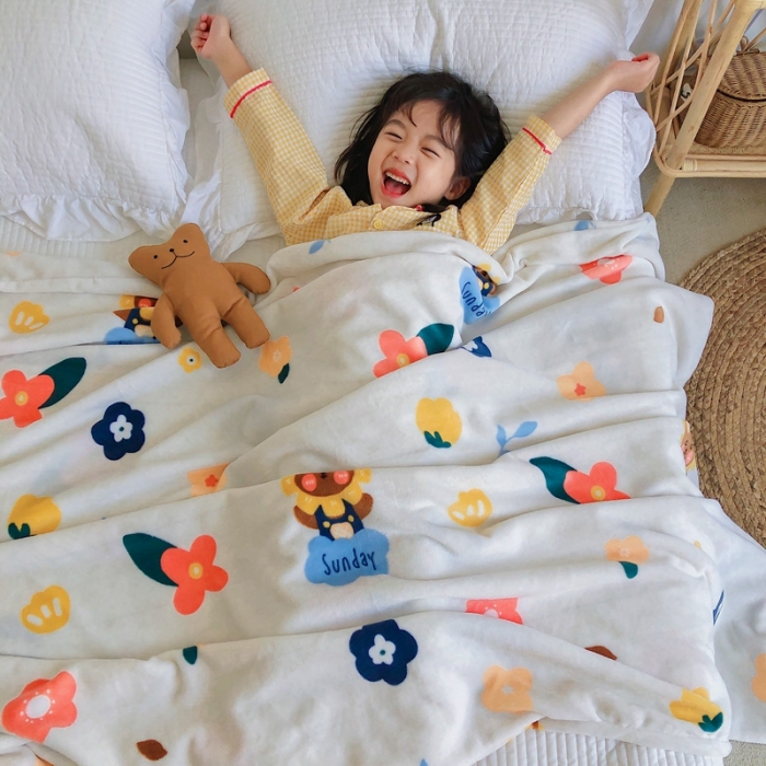 91家纺网 家纺一手货源 找家纺 星期八2020新款双层宝宝绒盖毯被毯子毛毯模特图 小熊花花