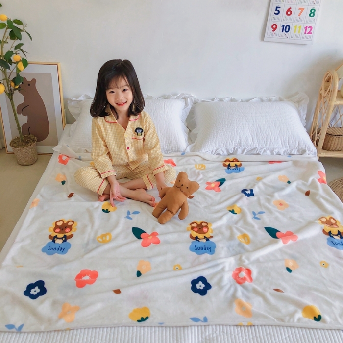 91家纺网 家纺一手货源 找家纺 星期八2020新款双层宝宝绒盖毯被毯子毛毯模特图 小熊花花