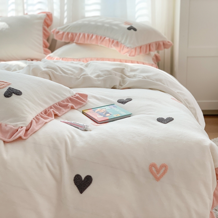 91家纺网 家纺一手货源 找家纺 优悦2020新款牛奶绒毛巾绣四件套 爱心-白