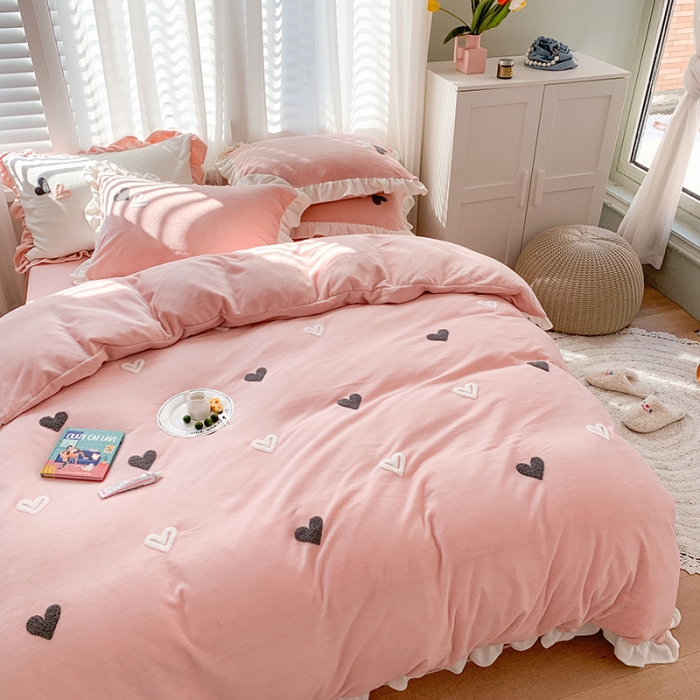 91家纺网 家纺一手货源 找家纺 优悦2020新款牛奶绒毛巾绣四件套 爱心-粉