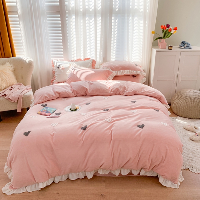 91家纺网 家纺一手货源 找家纺 优悦2020新款牛奶绒毛巾绣四件套 爱心-粉