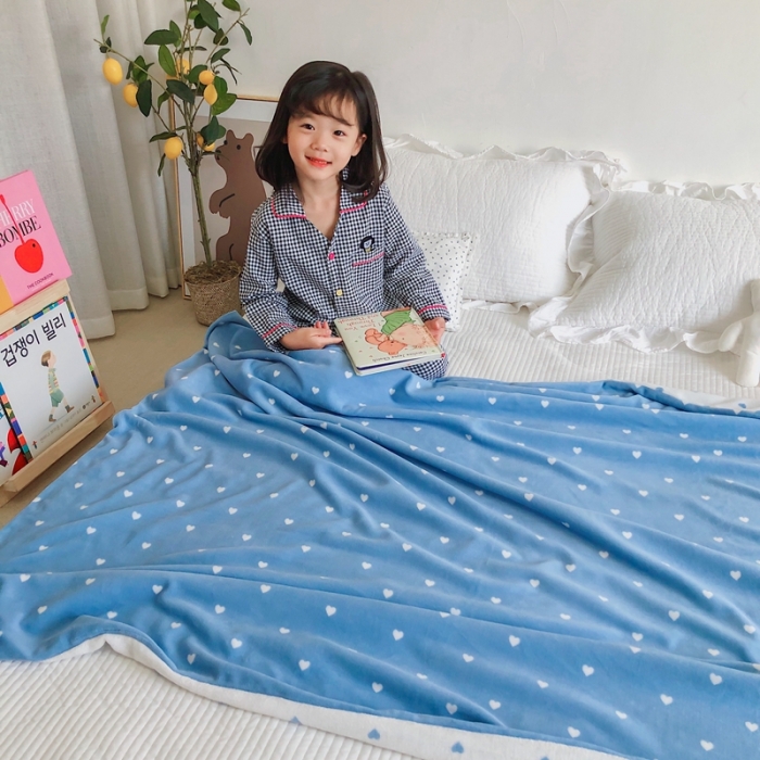 91家纺网 家纺一手货源 找家纺 （总）星期八2020新款双层宝宝绒盖毯被毯子毛毯模特图