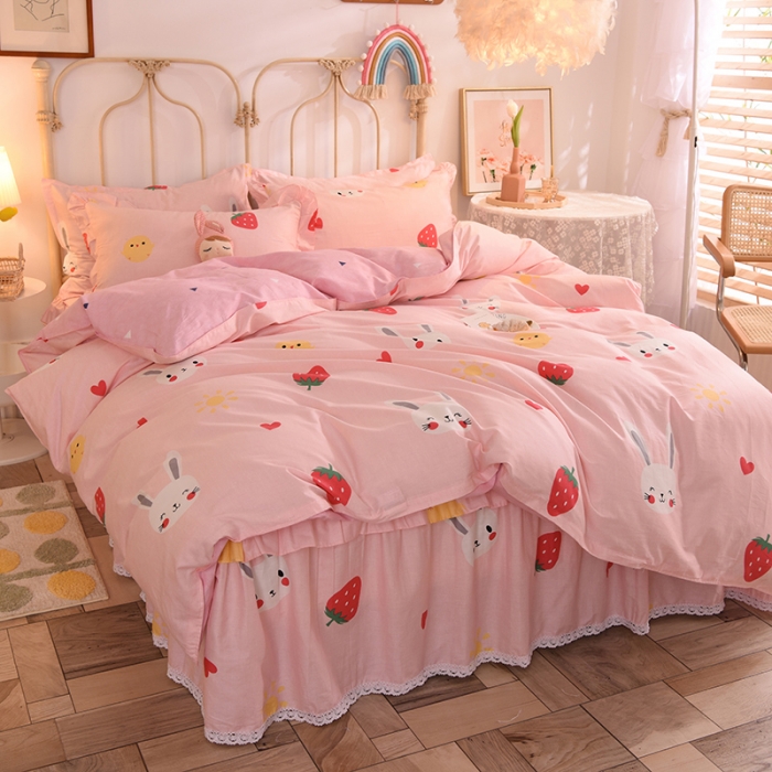 91家纺网 家纺一手货源 找家纺 美达2025全棉蕾丝小花边半夹棉床裙四件套 草莓兔-粉