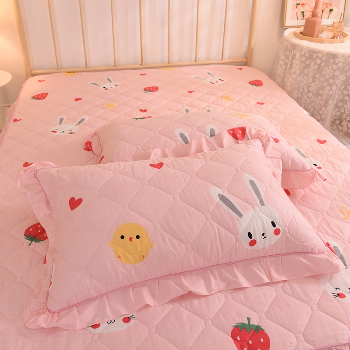 91家纺网 家纺一手货源 找家纺 美达2025全棉蕾丝小花边半夹棉床裙四件套 草莓兔-粉