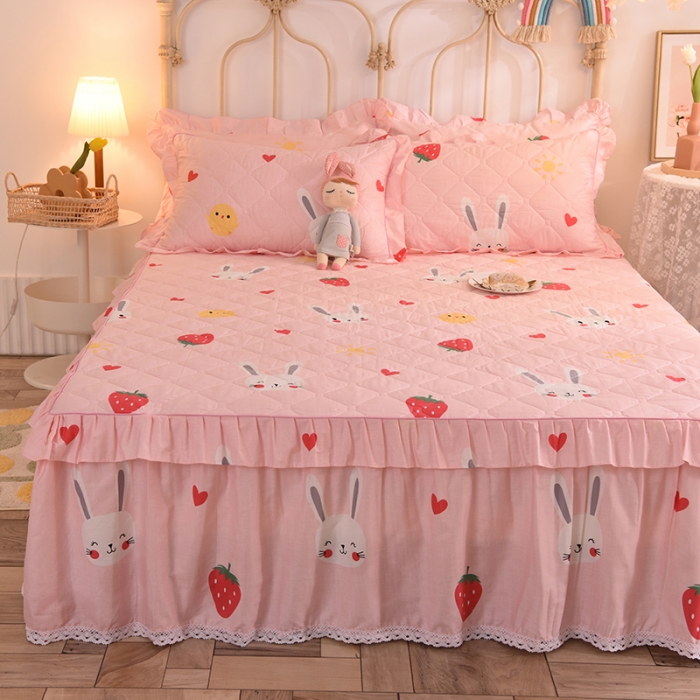 91家纺网 家纺一手货源 找家纺 美达2025全棉蕾丝小花边半夹棉床裙四件套 草莓兔-粉