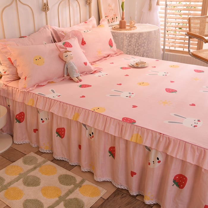 91家纺网 家纺一手货源 找家纺 美达2025全棉蕾丝小花边单层床裙四件套 草莓兔-粉